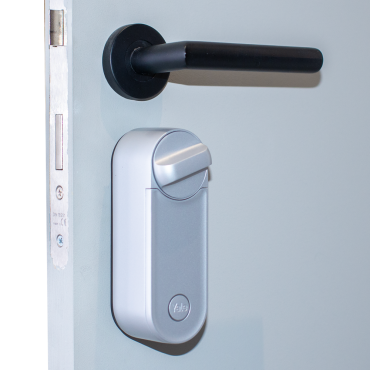 BLE and WiFi smart key turn lock - Invisible from the outside - Installation without manipulating the door - Suitable for third-party cylinders and YALE-CYLINDER-x - Guest users and access reports - Yale Home APP - Ajax Compatible